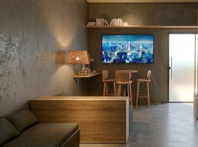 Detalhe: sofá, bloco de madeira e luminária.